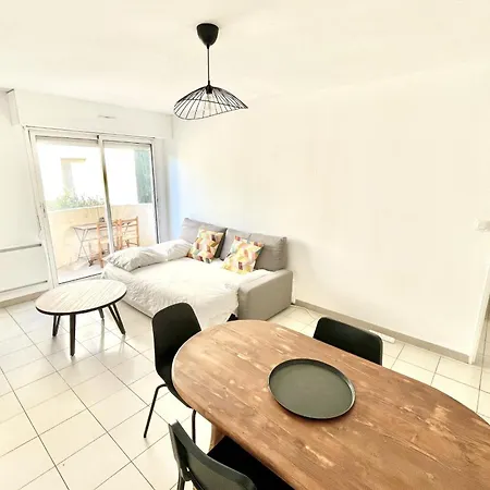 - Close To Tramway Apartment